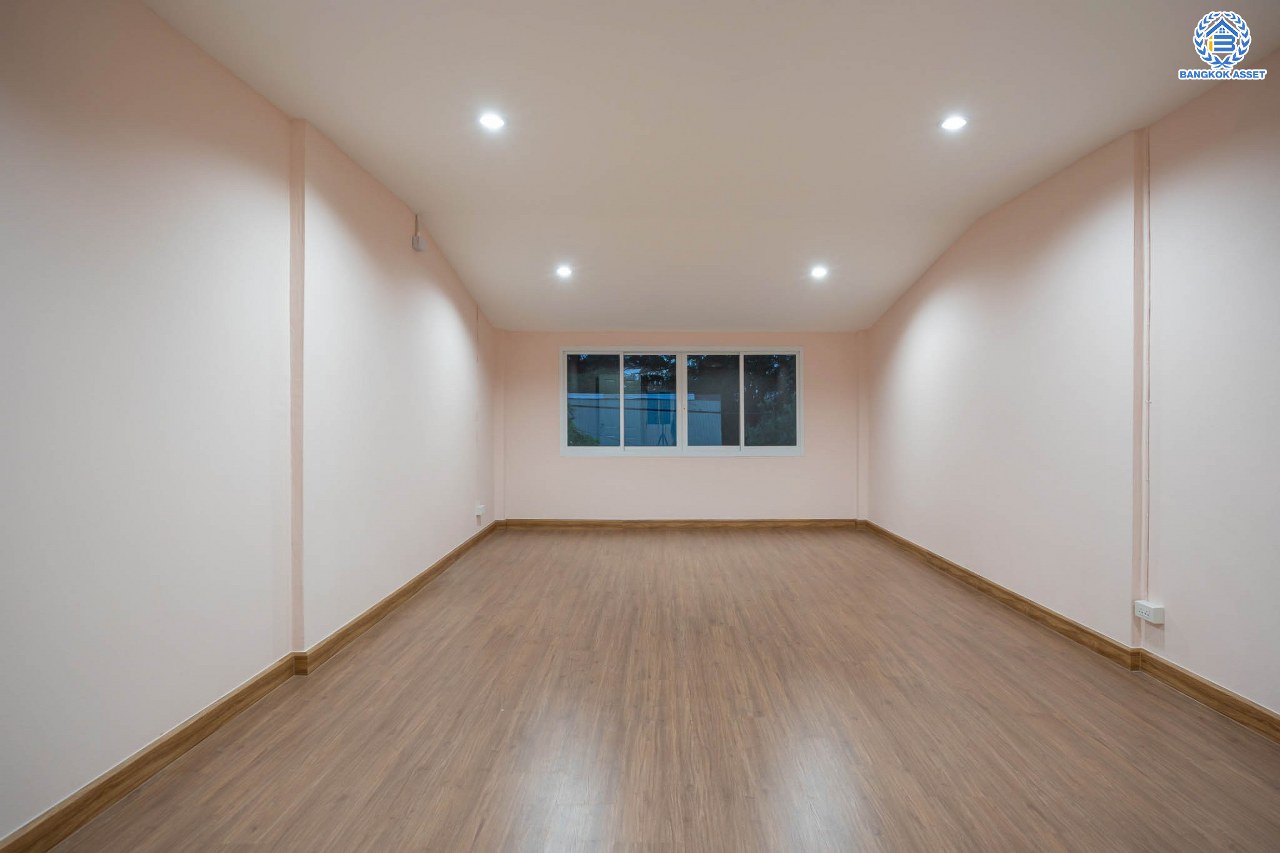 บ้านมือสองตกแต่งใหม่ โครงการ ราณี4 แจ้งวัฒนะ เนื้อที่ 23 ตร.ว. ฟังก์ชัน 2 ห้องนอน 2 ห้องน้ำ จอดรถได้ 1 คัน รองรับทุกกิจกรรม บนทำเลเชื่อมต่อหลายเส้นทาง ใกล้สนามบินดอนเมือง จุดขึ้นทางด่วน "โทลล์เวย์ดอนเมือง" และรถไฟฟ้าสายสีแดง "สถานีหลักสี่"